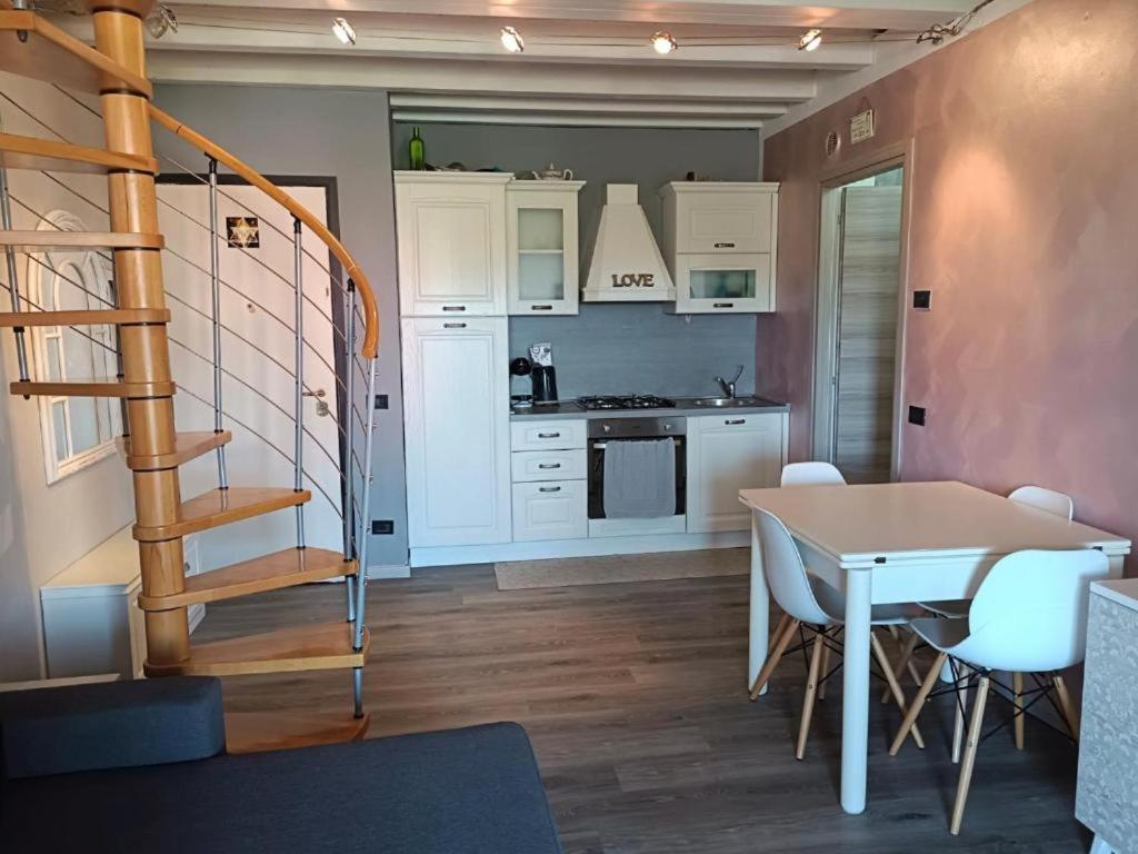 La Lanterna - Appartamenti In Residence Con Piscina 데센자노델가르다 외부 사진